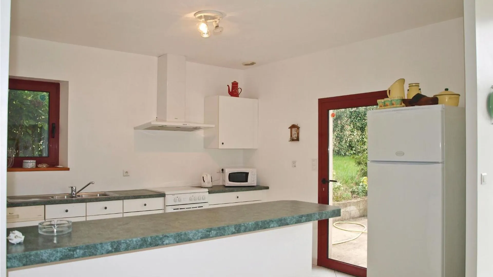 4 Bedroom Stunning Home In Tredarzec Hébergement de vacances